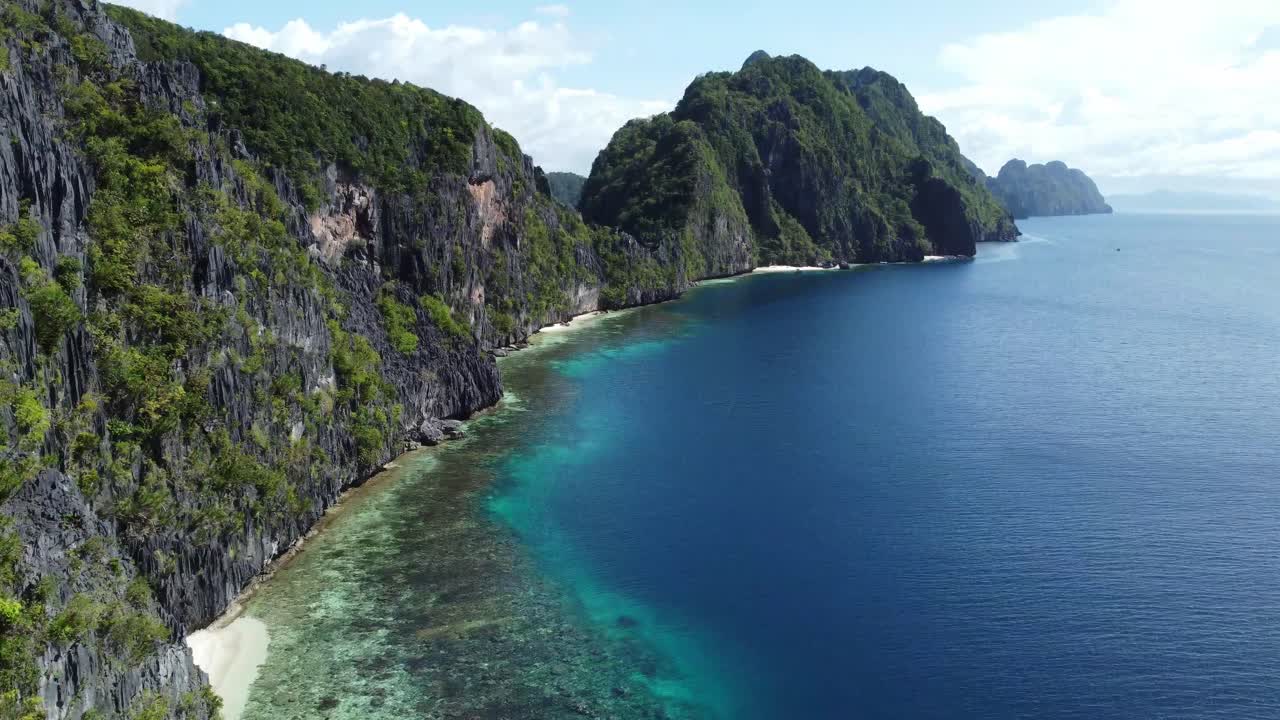 un cañón de acantilados de piedra caliza, lleno de agua cristalina