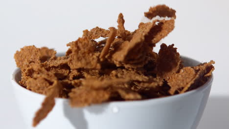 cereales de trigo que caen en un cuenco