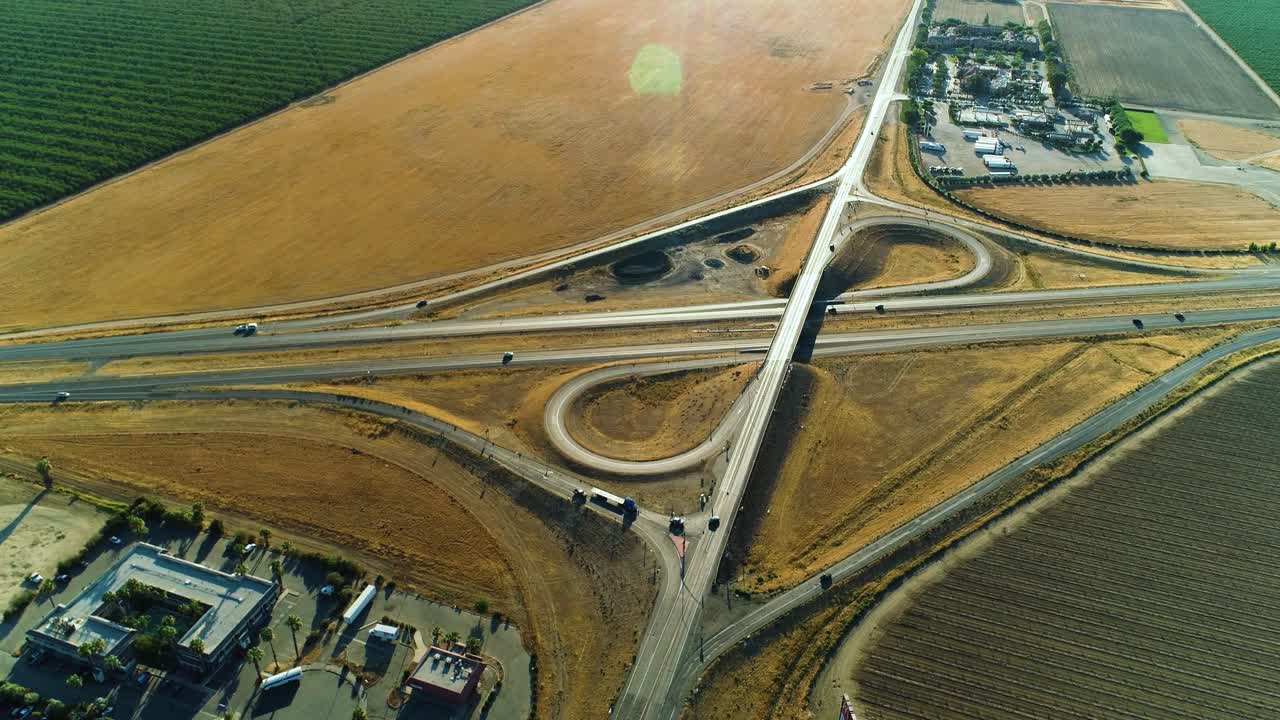 캘리포니아 주간 출구의 4k 드론 영상