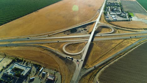 4K-Drohnenaufnahmen-Der-Autobahnausfahrt-Kaliforniens