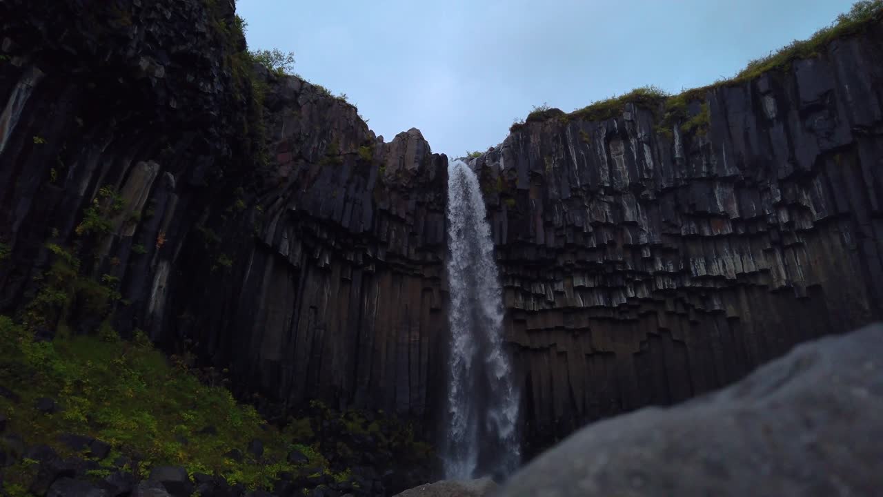 revelación cinematográfica de la famosa cascada svartifoss en skaftafell, parque nacional vatnajokull, islandia