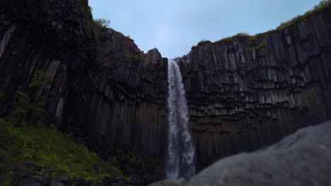 Revelación-Cinematográfica-De-La-Famosa-Cascada-Svartifoss-En-Skaftafell,-Parque-Nacional-Vatnajokull,-Islandia