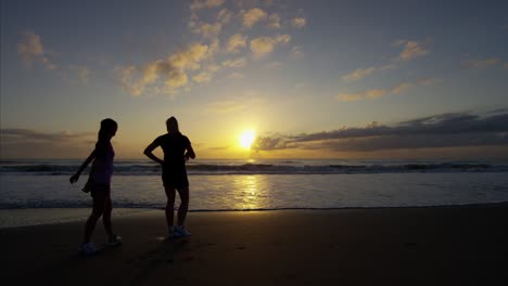 mujeres chinas asiáticas entrenando cardio al aire libre al amanecer