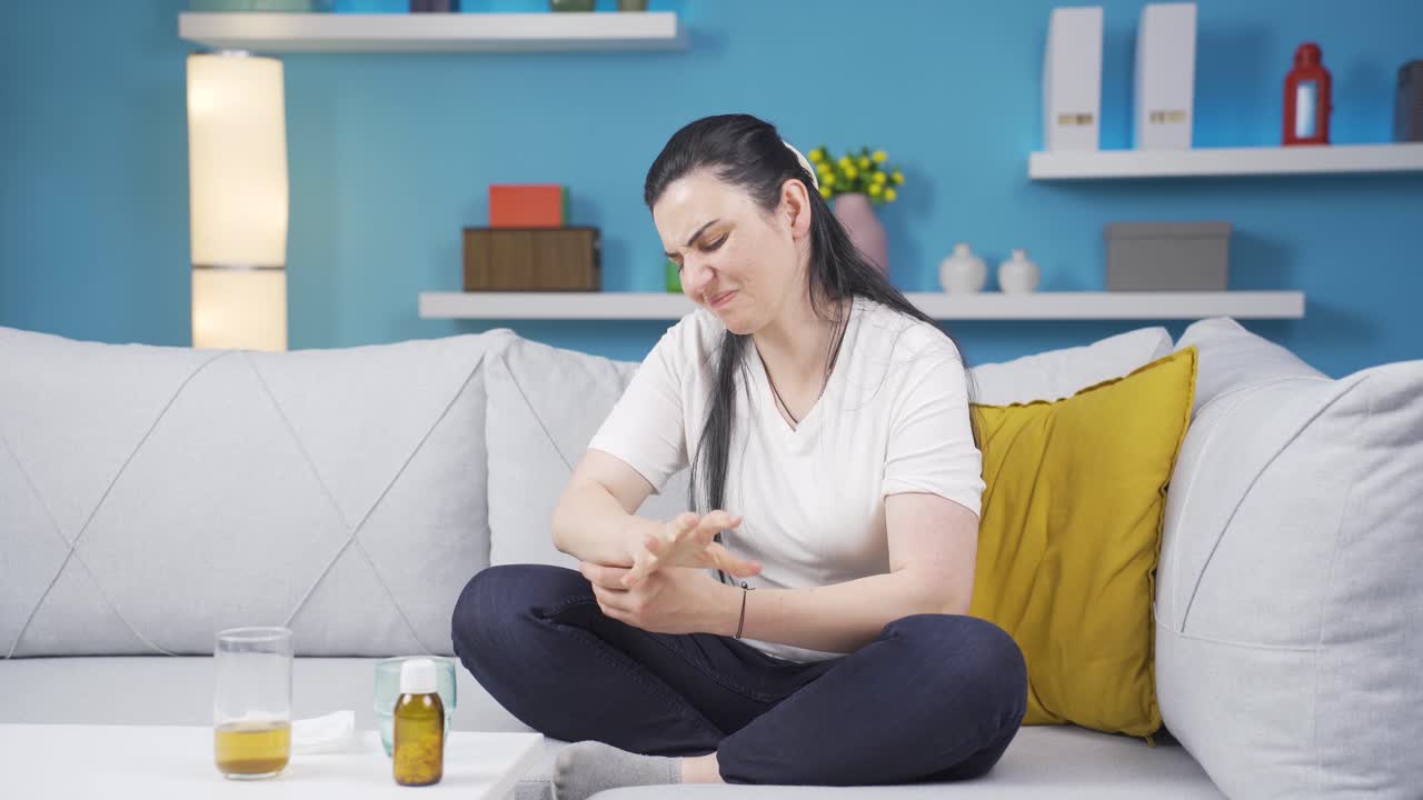 손목 통증이 있는 여성.