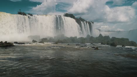 nubes blancas esponjosas sobre las cataratas y el río iguazu en brasil y argentina