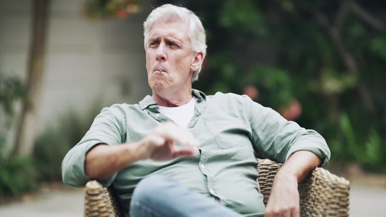 집 안에서 담배를 피우는 것