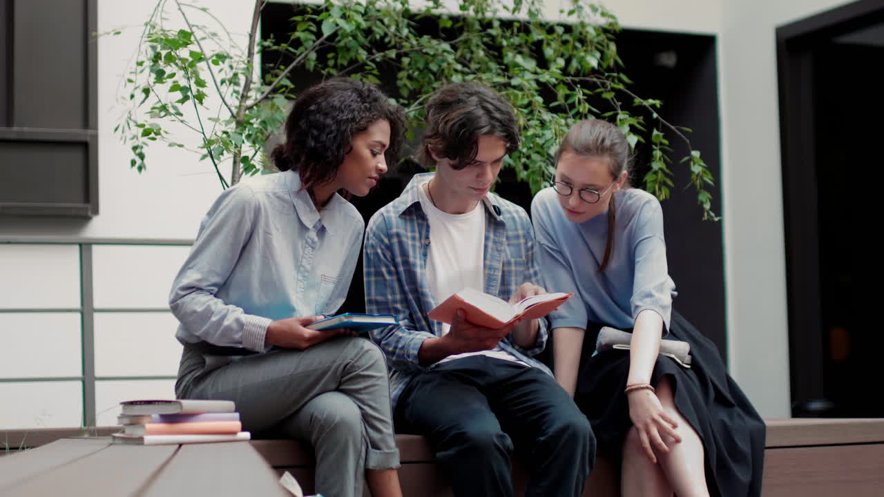 대학 캠퍼스의 다민족 친구들.