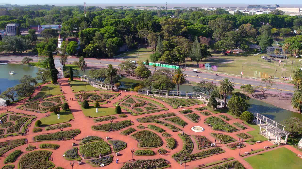 vista aérea dolly bajo en el jardín de rosas de palermo, diseño del parque y el color de su suelo con las flores alrededor, soleado día de primavera, buenos aires