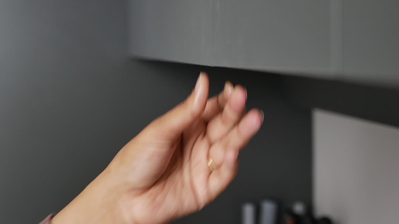 부 캐비을 열고