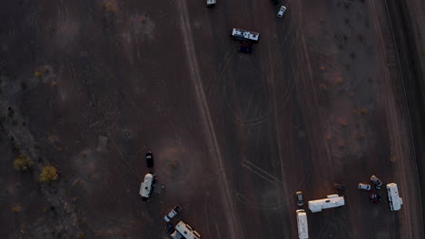 vista aérea de arriba hacia abajo de autocaravanas estacionadas en el desierto en la hora dorada