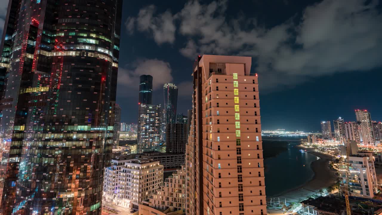 vista nocturna de una ciudad moderna