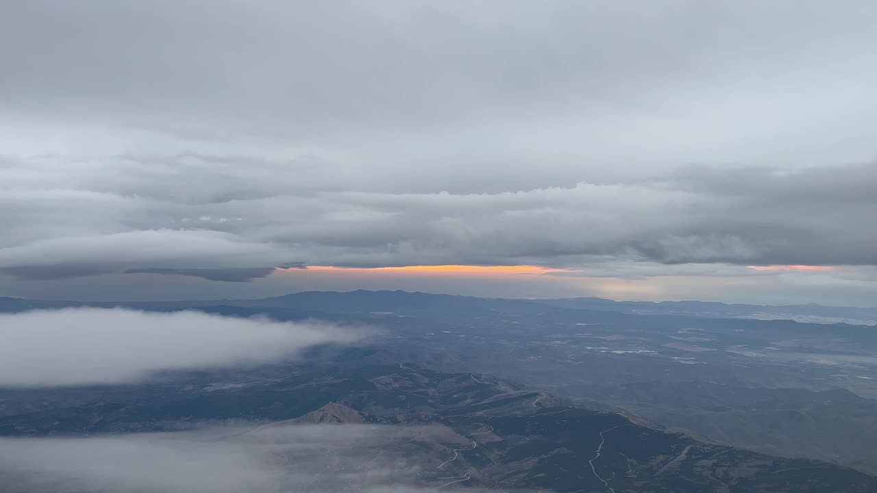 아침 일찍 에스타바운드 를 날아다니는 제트   에서 새벽 에 찍은 겨울 하늘