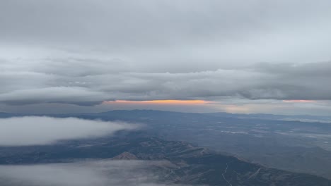 cielo de invierno disparado al amanecer desde una cabina de un avión que vuela hacia esta temprano en la mañana