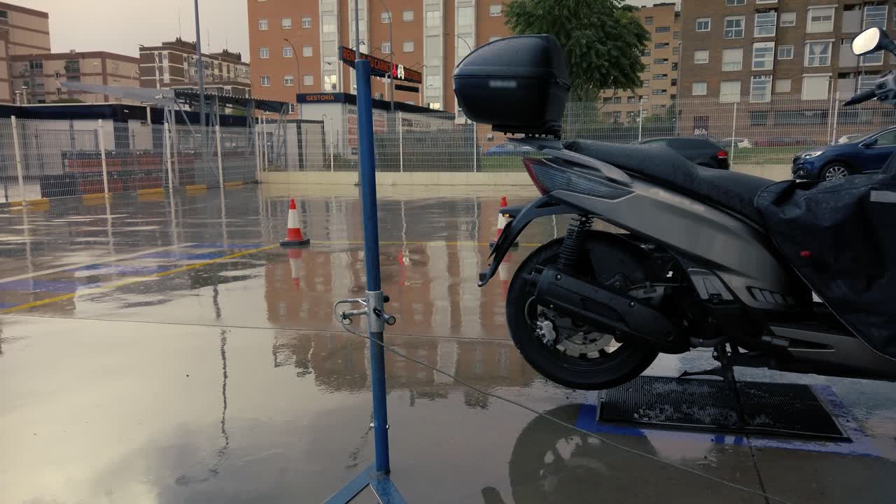 소음 통제를 통과하는 오토바이