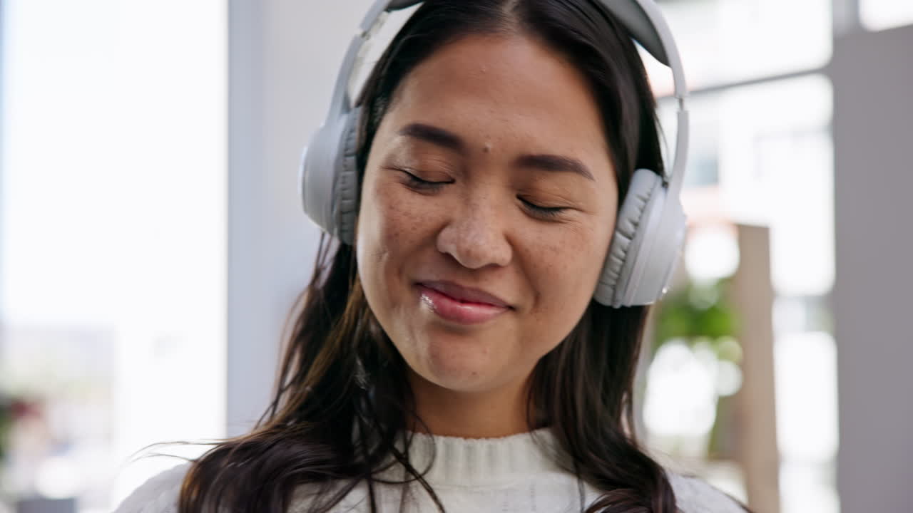 여성의 얼굴, 춤과 가정의 헤드폰