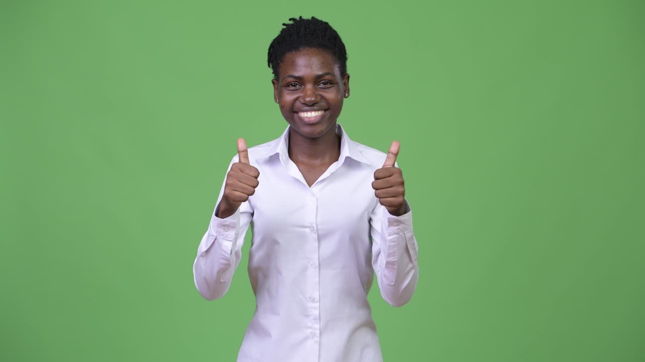 joven y hermosa mujer de negocios africana dando pulgares hacia arriba