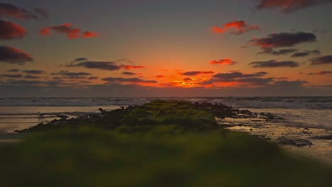 puesta de sol roja sobre la isla de vacaciones alemana sylt, alejamiento dinámico