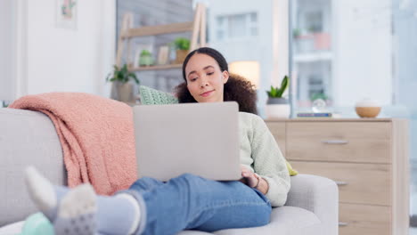 Mujer-Relajada,-Sofá-Y-Computadora-Para-Internet-En-Casa