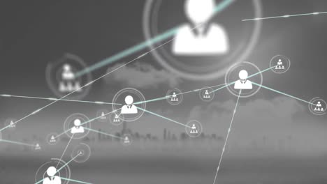 animación de iconos de personas conectados con líneas sobre el paisaje urbano y el cielo nublado