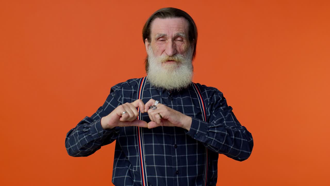 el anciano sonriente hace un gesto de corazón demuestra un signo de amor expresa buenos sentimientos y simpatía