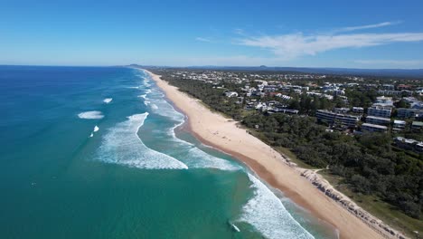 panoramablick über den sunshine beach in queensland, australien - drohnenaufnahme