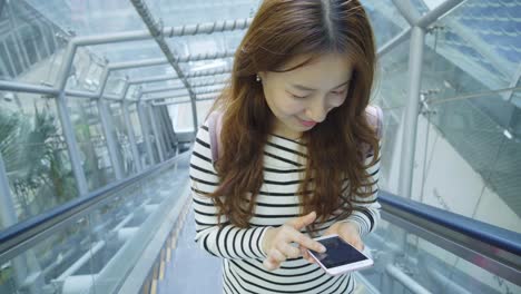mujer joven uso de teléfono móvil