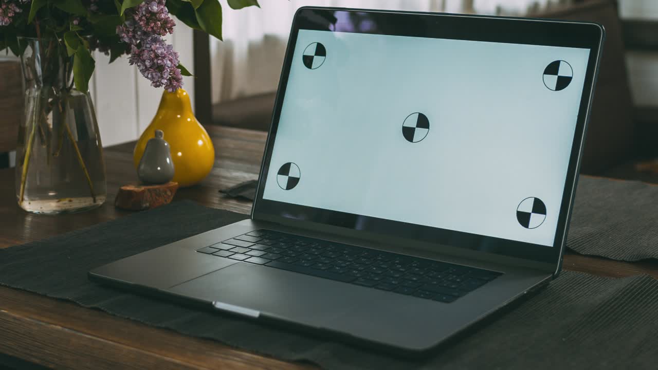 en una mesa de madera en la sala de estar en la casa hay una computadora portátil. un lugar conveniente y acogedor para trabajar. pantalla de computadora con seguimiento de puntos. muebles para el hogar. el interior de un edificio residencial.
