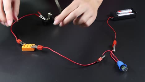 experimento práctico con circuitos y componentes eléctricos