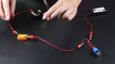 hands-on experiment with electric circuits and components