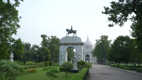 victoria memorial and king edward vii gate surrounded by lush gardens in kolkata, india