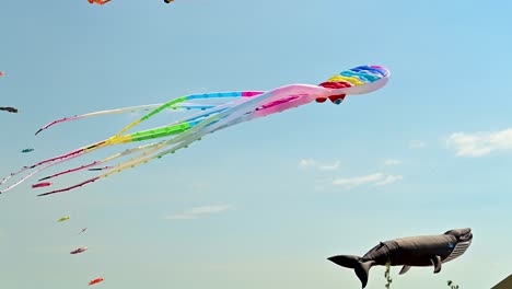 Riesiger-Bunter-Krakendrachen,-Der-An-Einem-Sonnigen-Tag-In-Spanien-Während-Eines-Windfestivals-Am-Meer-Weht