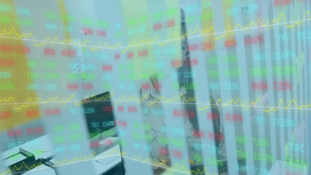 animación del procesamiento de datos financieros sobre una mujer de negocios en la oficina