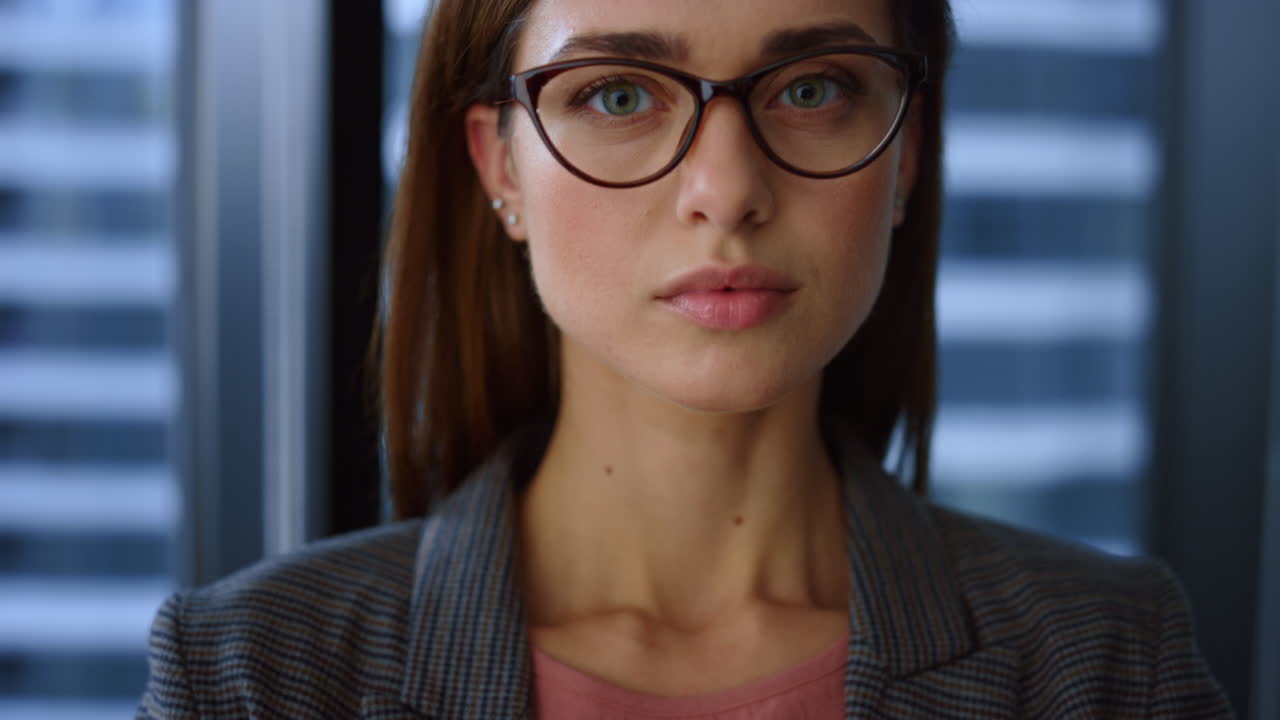 mujer de negocios seria cruzando las manos