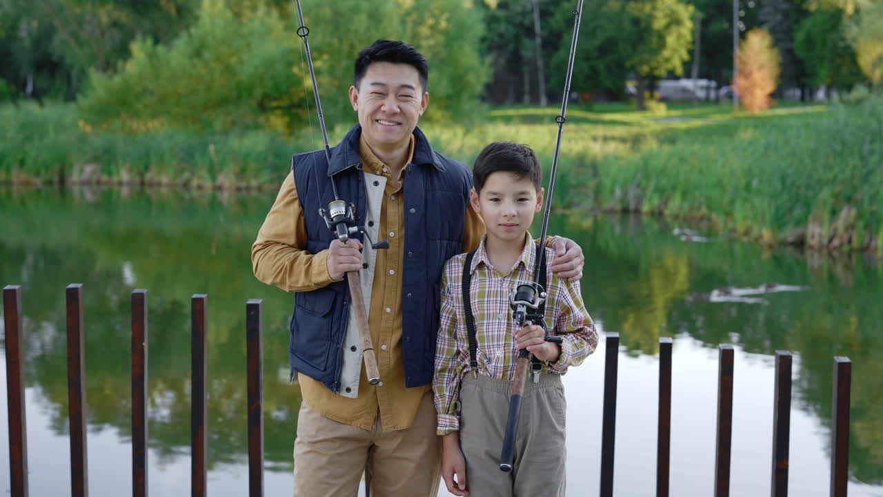Ayah dan Anak Memancing