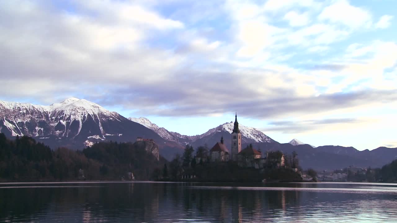 슬로베니아 블레드 호수의 작은 섬에 교회가 서 있다