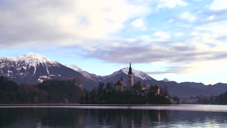 Eine-Kirche-Steht-Auf-Einer-Kleinen-Insel-Im-See-Bled-Slowenien