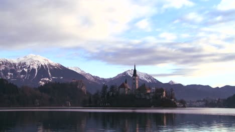 una iglesia se encuentra en una pequeña isla en el lago bled eslovenia