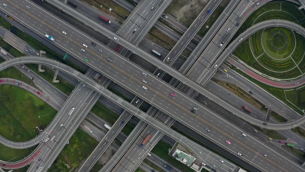 태국 방 시의 복잡한 도로와 고속도로 교차로의 높은 각도 위로 내려다보는 모습. 드론으로 찍은 사진은 교통 또는 추상적인 개념을 위해 사용할 수 있습니다.
