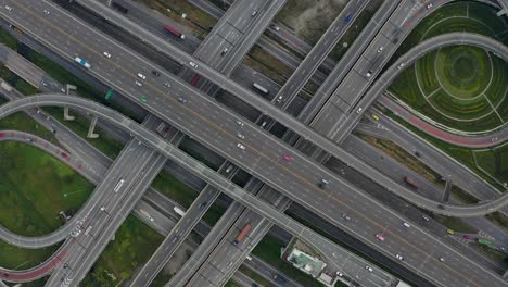 ángulo alto mirando de arriba hacia abajo vista de la complicada intersección de carreteras y autopistas en la ciudad de bangkok de tailandia. disparado por drone puede usar para transporte o concepto abstracto.