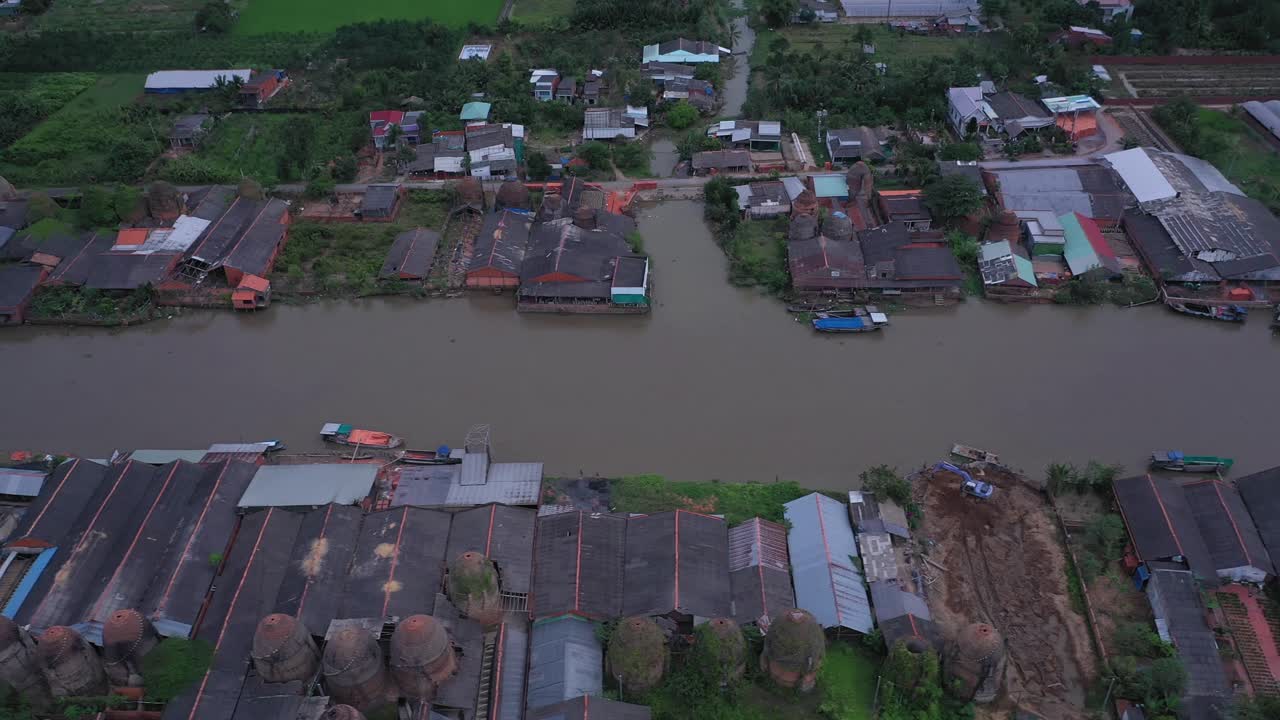 베트남 메콩 삼각주 빈롱에 있는 벽돌 가마와 운하의 조감도