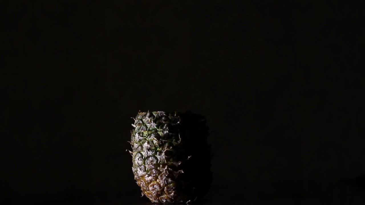 desmontando piña, ananas en la oscuridad. lapso de tiempo