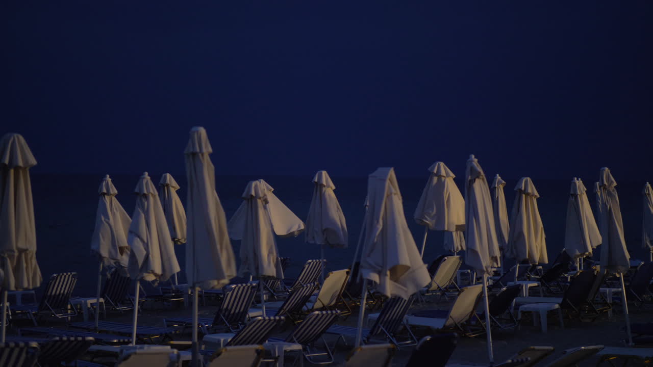 Spiaggia deserta di notte e tempesta in arrivo