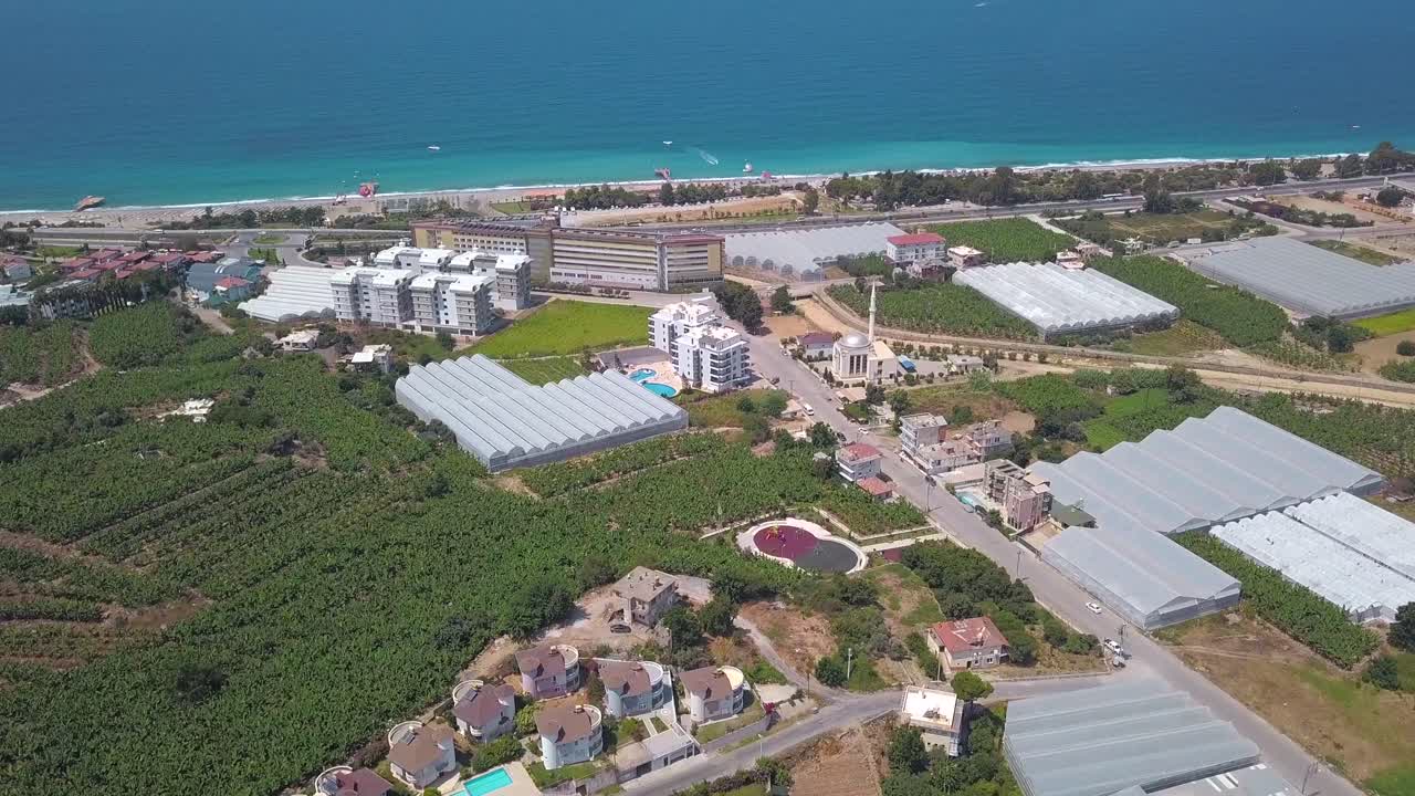 온실이 있는 해안 휴양지