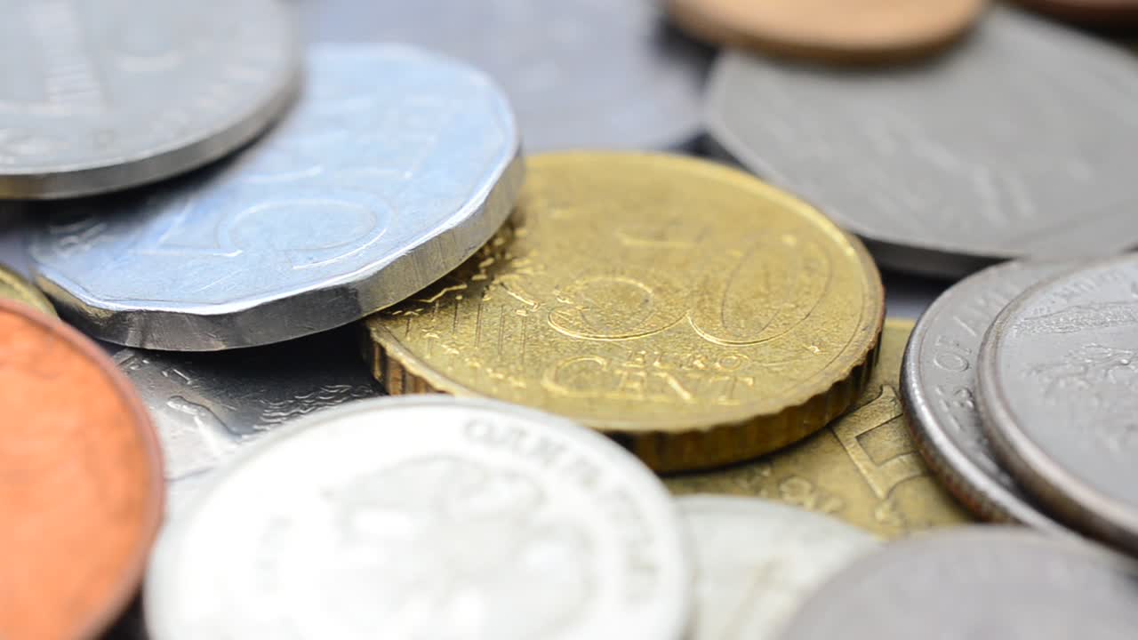 Monedas de diferentes países del mundo. Monedas en movimiento