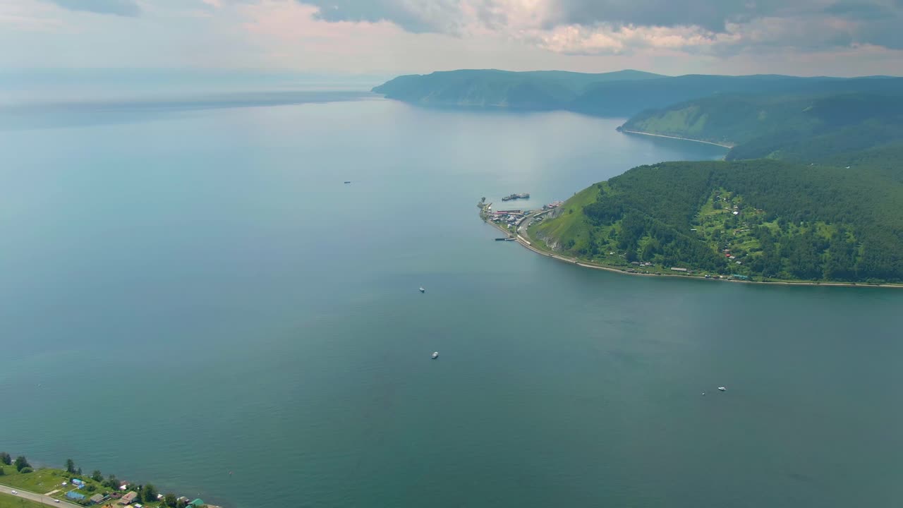 호수변 만 의 공중 에서 볼 수 있는 모습