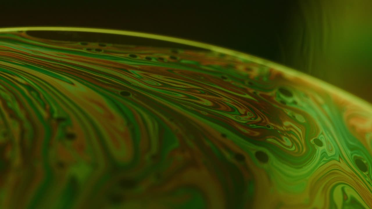 disparo macro abstracto de la superficie de la burbuja de jabón con remolinos de colores