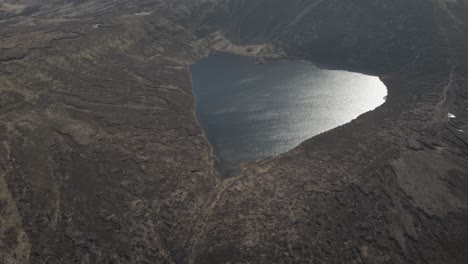 Estimulante-Lough-Ouler-Lago-En-Forma-De-Corazón-Wicklow-Montañas-Ofreciendo