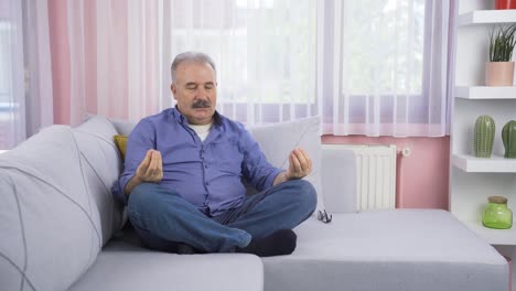 Un-Hombre-Extraño-Haciendo-Yoga-Afuera-Frente-A-La-Ventana.