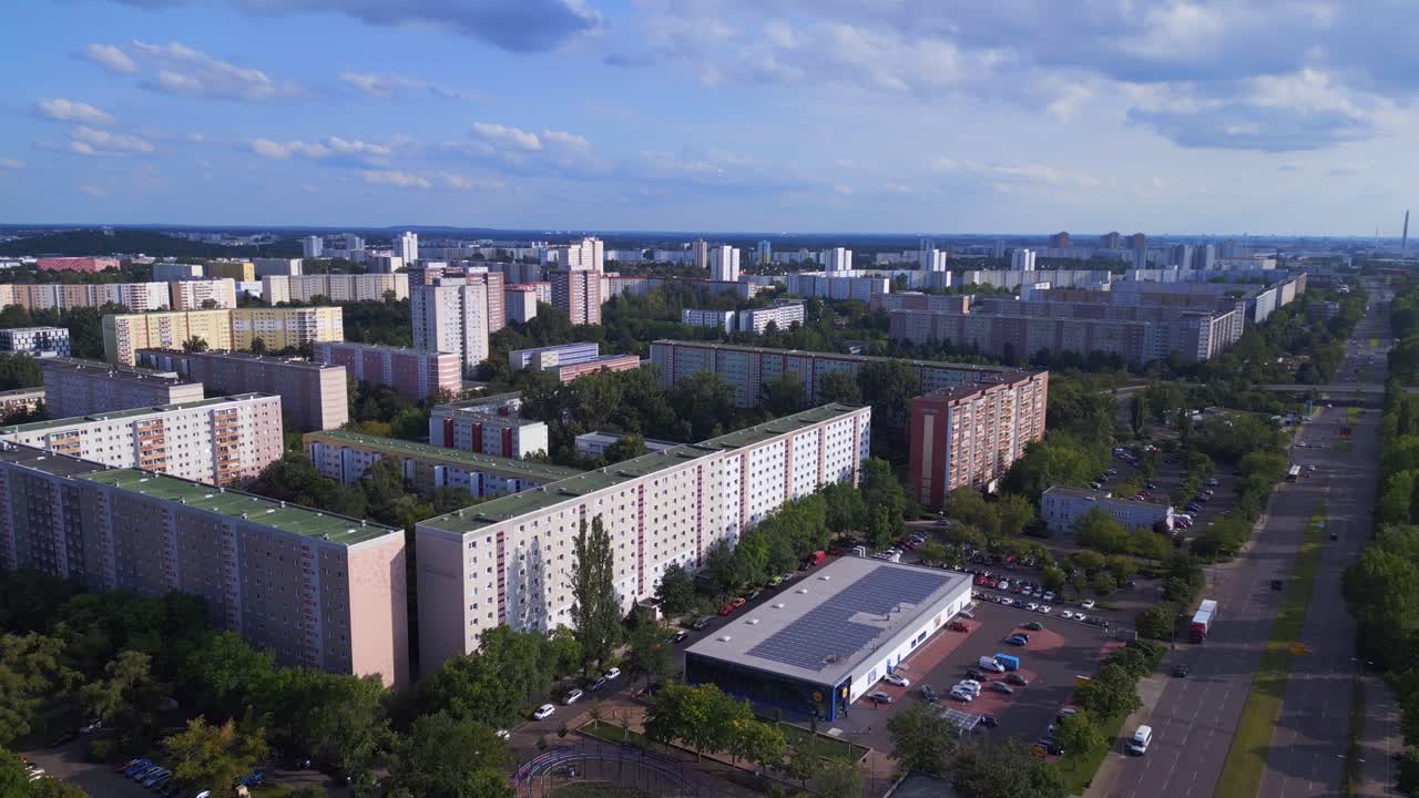 Drammatica ripresa aerea dall'alto di un complesso residenziale a pannelli prefabbricati, Berlino Marzahn, Germania Est, estate 2023.