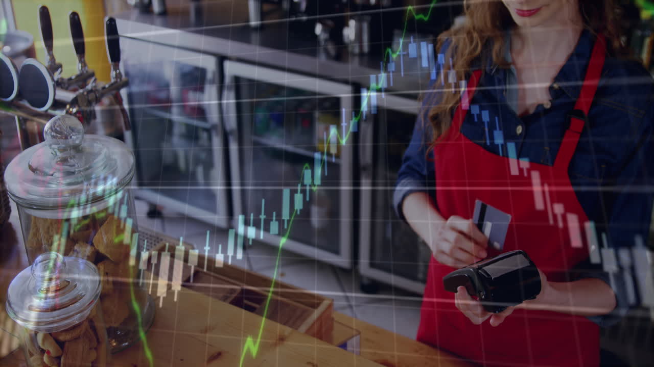 animación de gráficos, números, barista caucásica deslizando la tarjeta del cliente en el lector de tarjetas de crédito